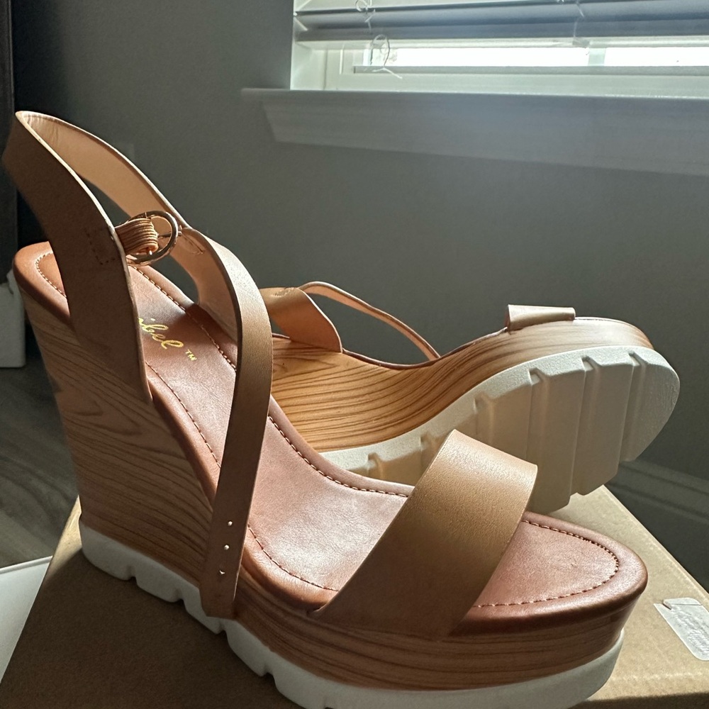 Elegant Tan Wedge Sandals